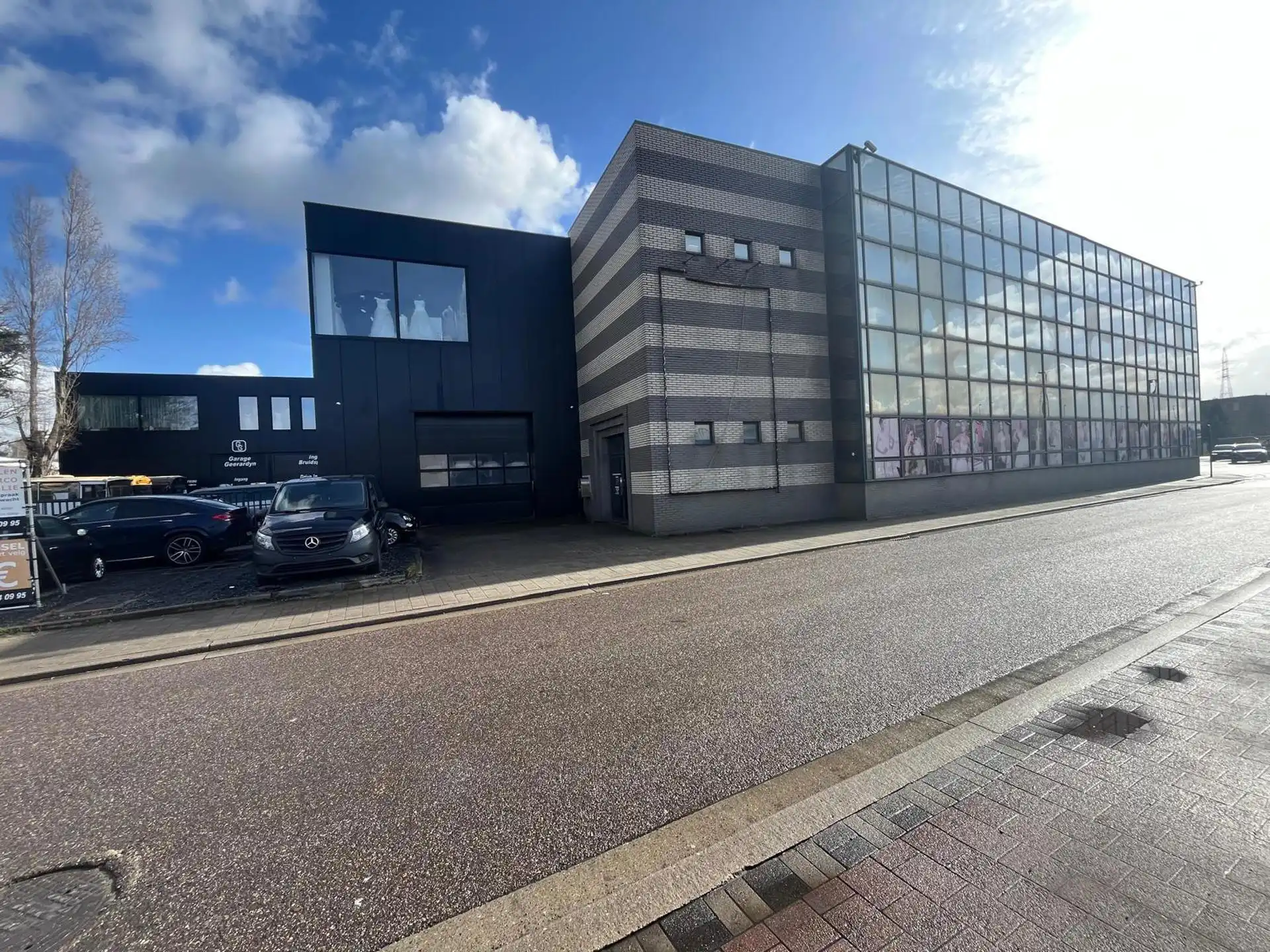 Verrassend ruim hoekgebouw te Merksem industrie foto {{pictureIndex}}