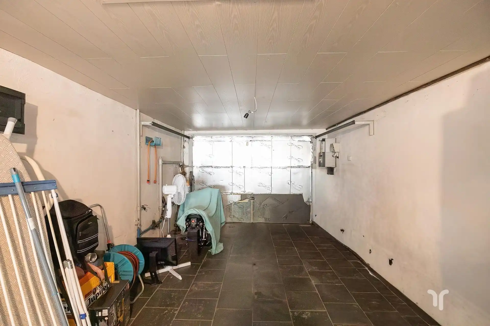 Halfopen gezinswoning met ruime tuin en garage in een rustige buurt. foto 10