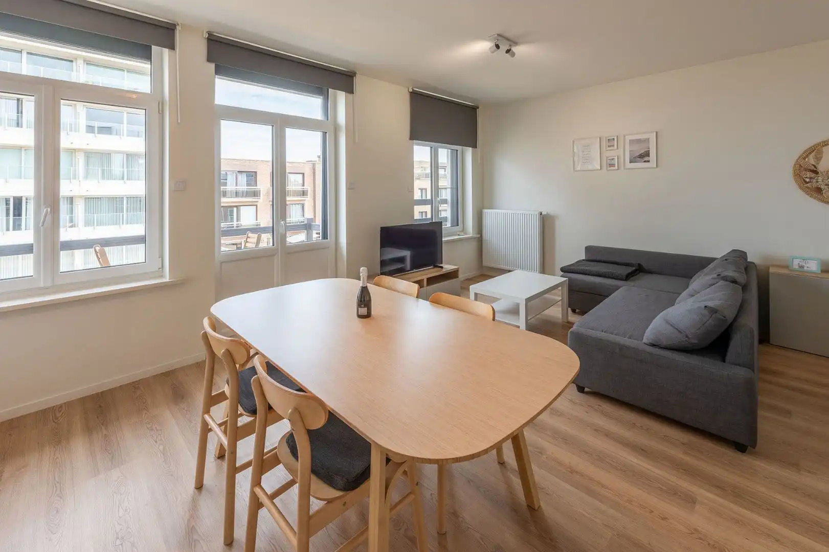 Lichtrijk, hip appartement met 1 slaapkamer, vlak aan zee in Raversijde foto 2