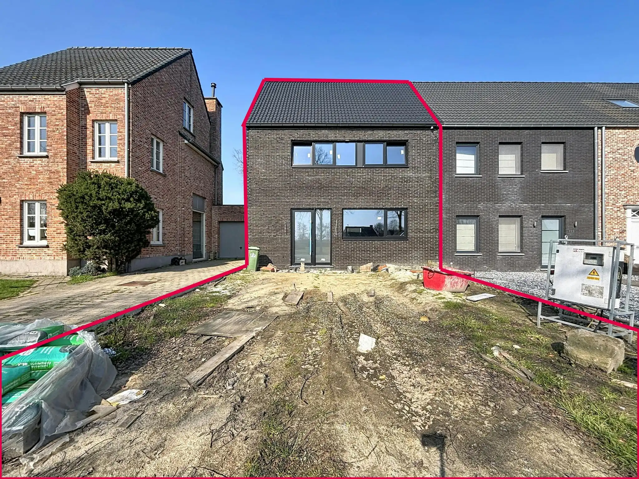 Halfopen ruwbouw te koop vlakbij het centrum van Wuustwezel foto {{pictureIndex}}