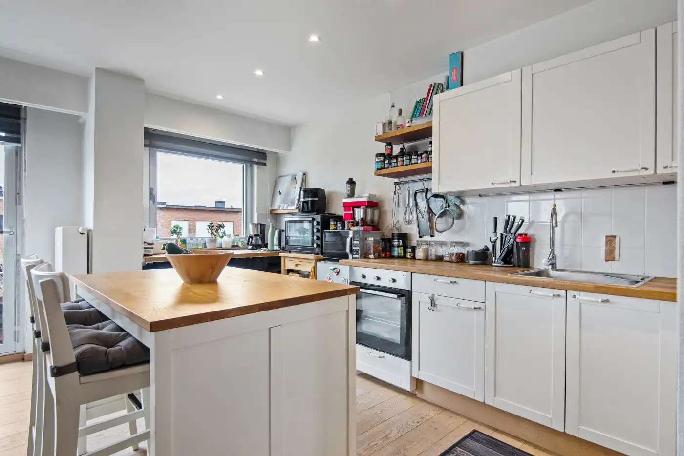 Tof, ruim app. op 2e verd. met 3 slpk. en garage foto 7