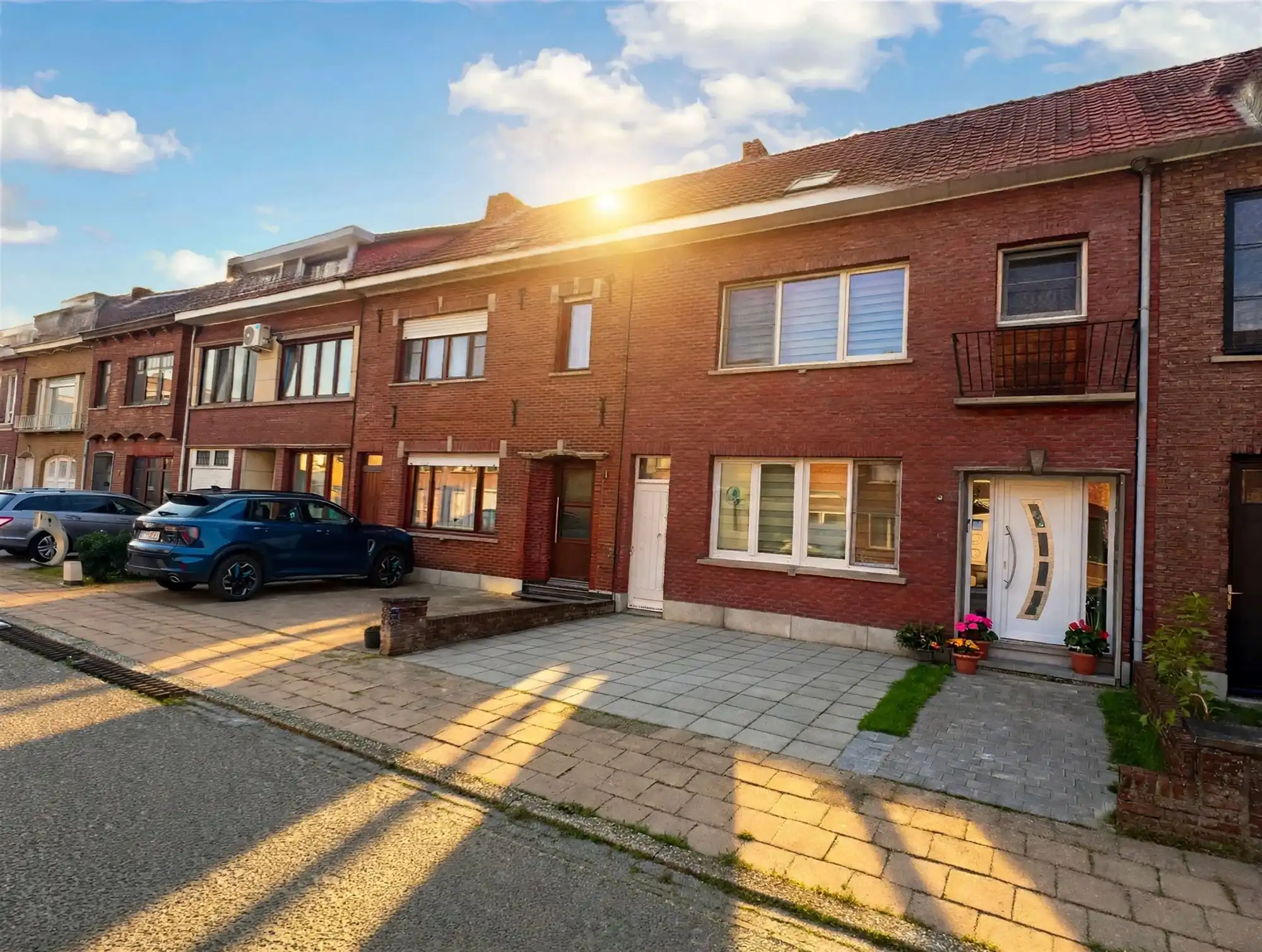 Hoofdfoto van de publicatie: Huis met 5 slpks, 2 badk, dubbele oprit en tuin op 250 m²