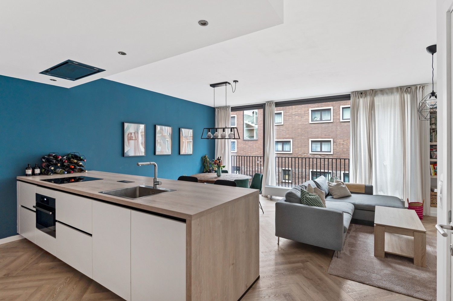 Ruim en recent 2 slaapkamer appartement te koop op 'den Dam'! foto 2