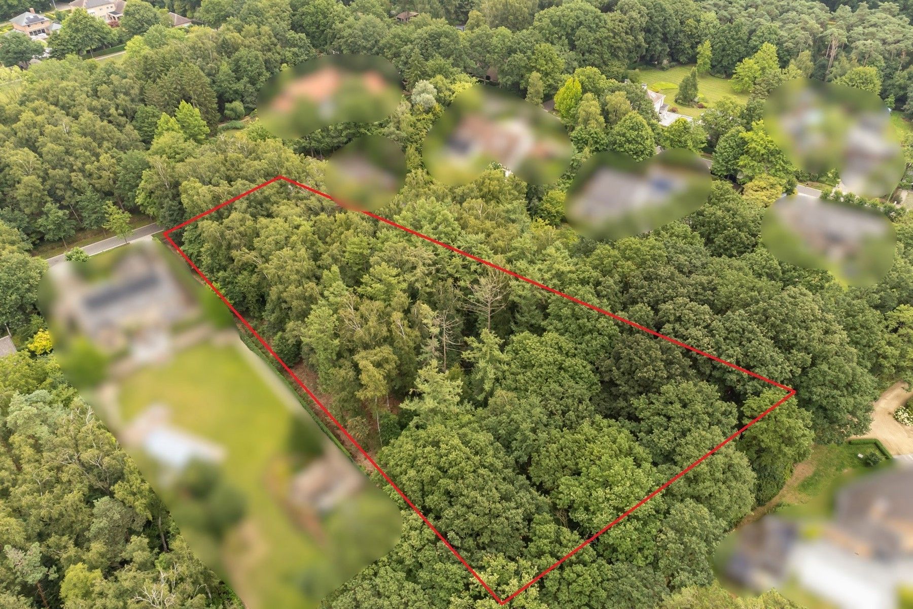 Een perceel bouwgrond voor open bebouwing van 6.132m² in een residentiële omgeving.  foto 2
