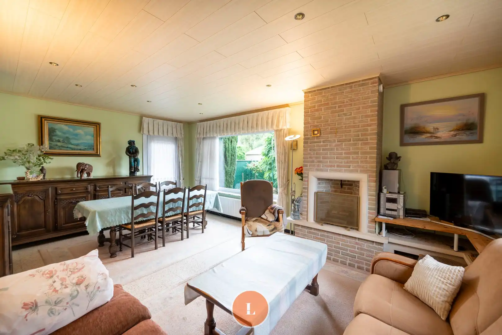 Te koop bungalow met 4 slaapkamers en ruime garage in rustige buurt foto 3