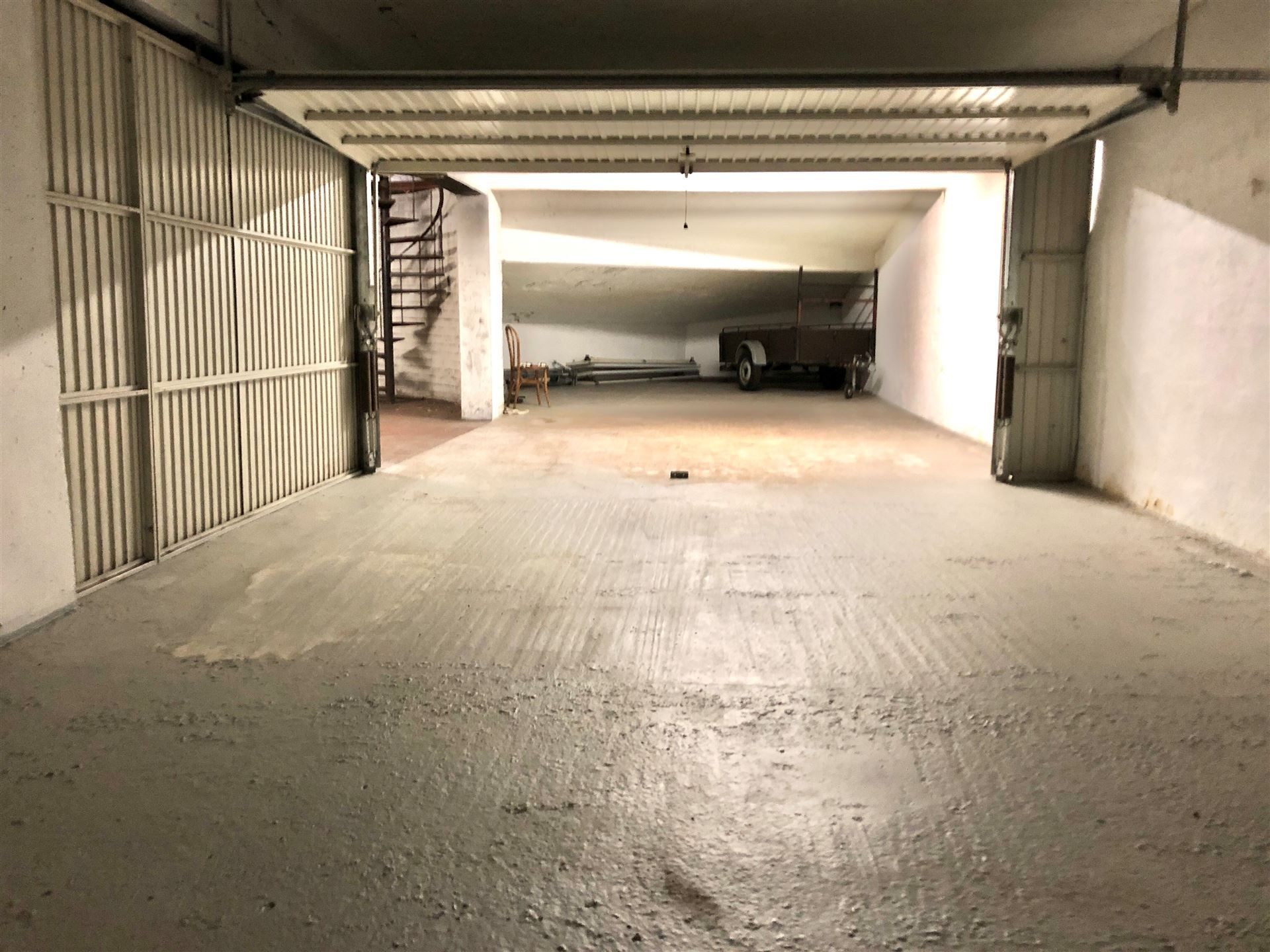 Zeer gunstig gelegen, ruime garagebox te koop helemaal in het centrum van de bruisende stad Mortsel. foto 2