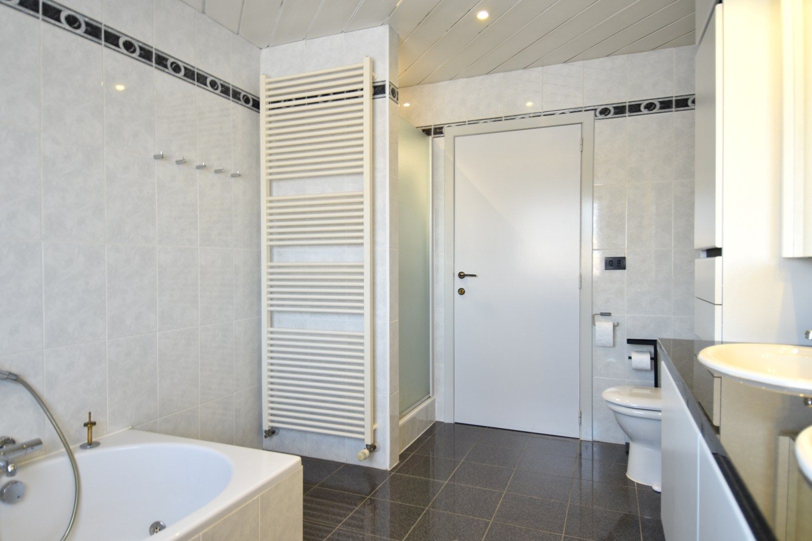 Instapklare villa met 5 slaapkamers én grote handelsruimte te koop in Gullegem foto 12