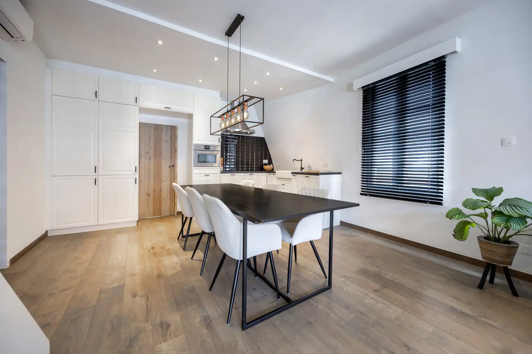 Unieke woning met terras, garage en ruim magazijn  foto 6