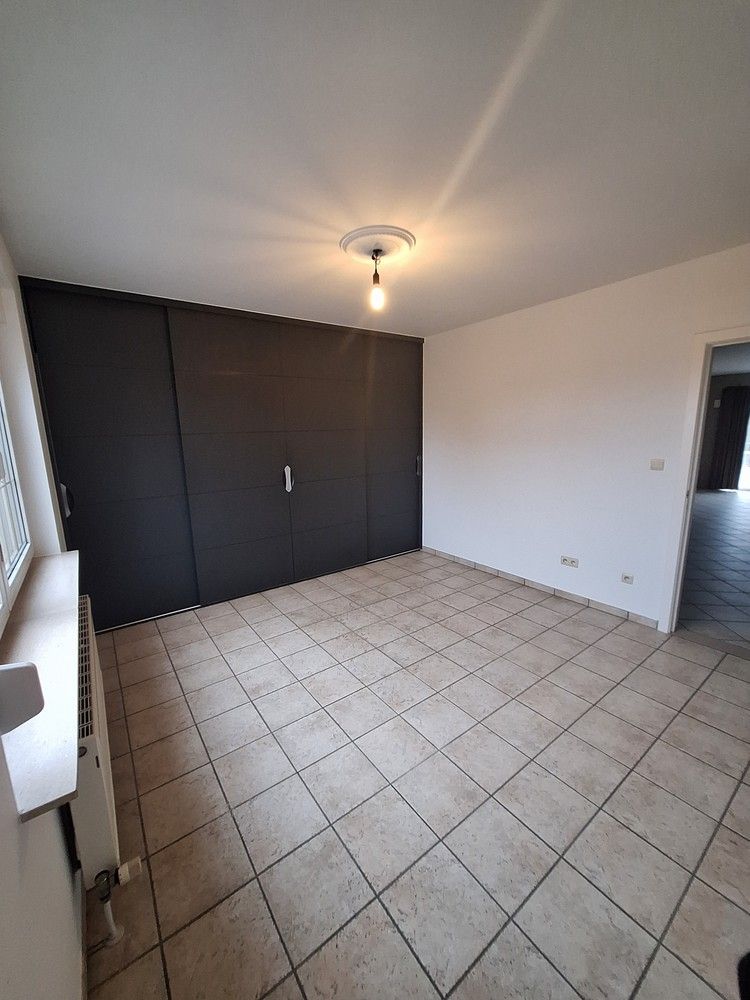 UITZONDERLIJK RUIME WONING MET 5 SLAAPKAMERS EN ONDERHOUDSVRIENDELIJKE TUIN TE MOPERTINGEN foto 13