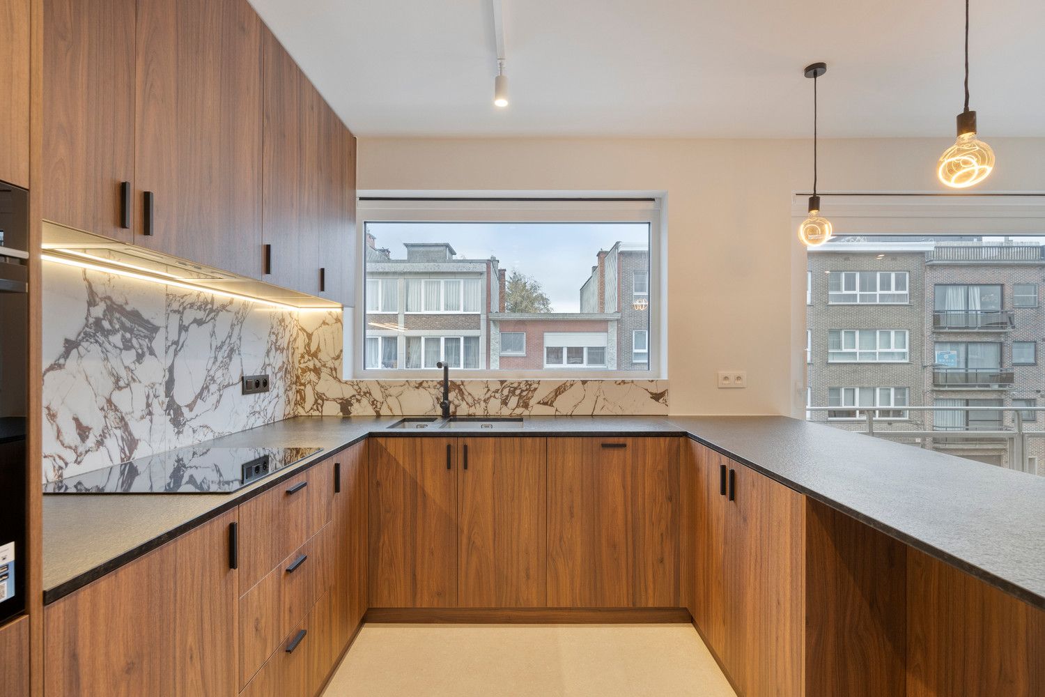 Volledig vernieuwd APP (110m2) met 2 slks, bureau, ruim terras en inpandige parkeerplaats! foto 5