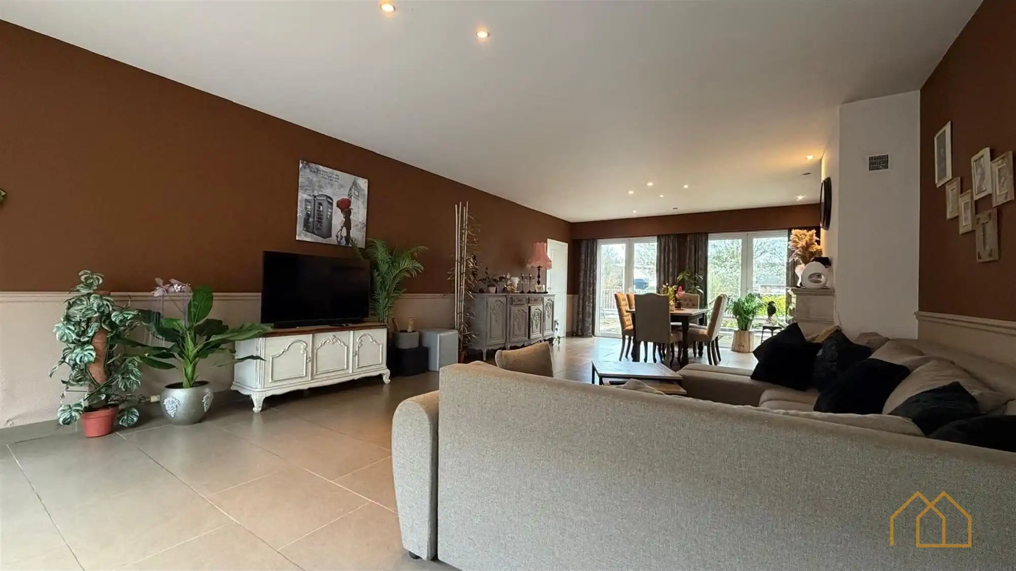 Ruime woning met burelen foto 6