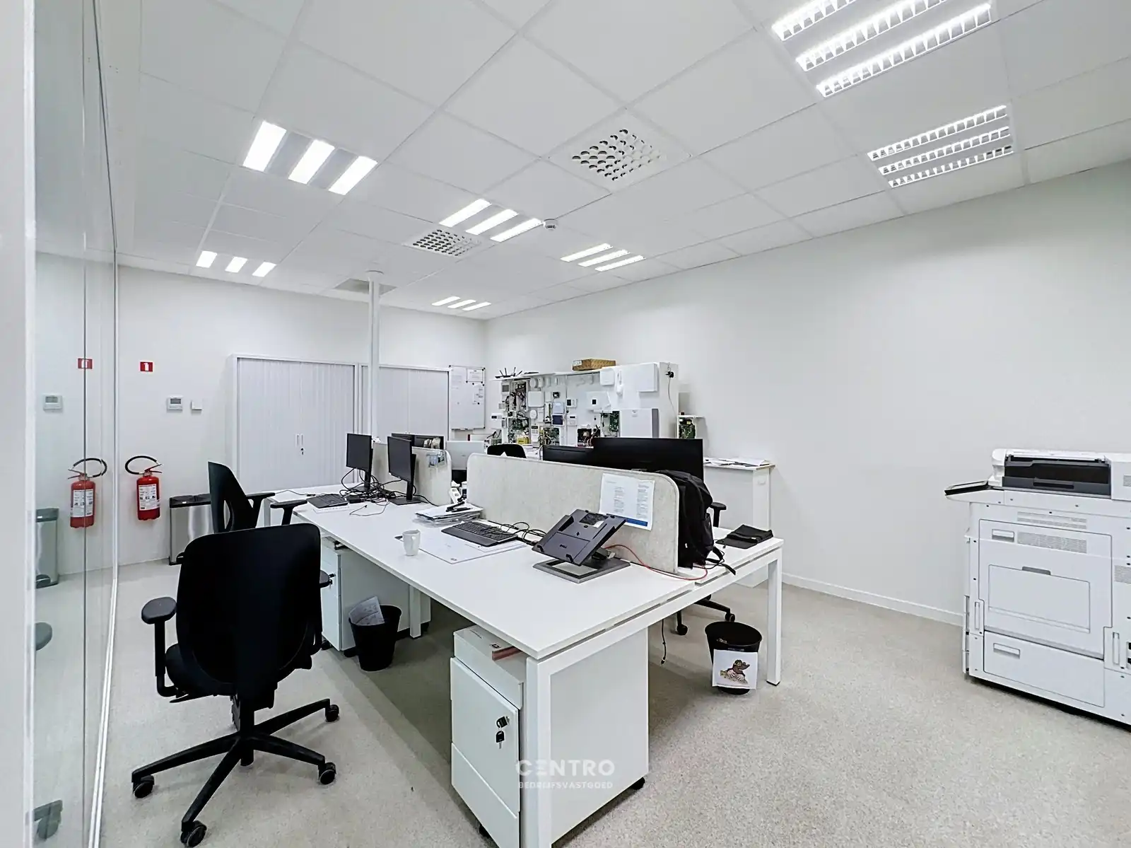 VERNIEUWDE en INSTAPKLARE KANTOORRUIMTEN (259m² en 337m²) op een UITSTEKENDE LOCATIE langs de AUTOSNELWEG te Loppem (Brugge-Zedelgem)! foto 6