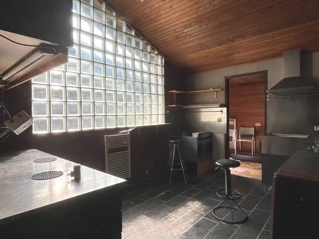 Volledig te verbouwen/slopen woning (bouwgrond) met 3 slaapkamers, inpandige garage, tuin en garagebox op een perceel van 1.154m² foto 8