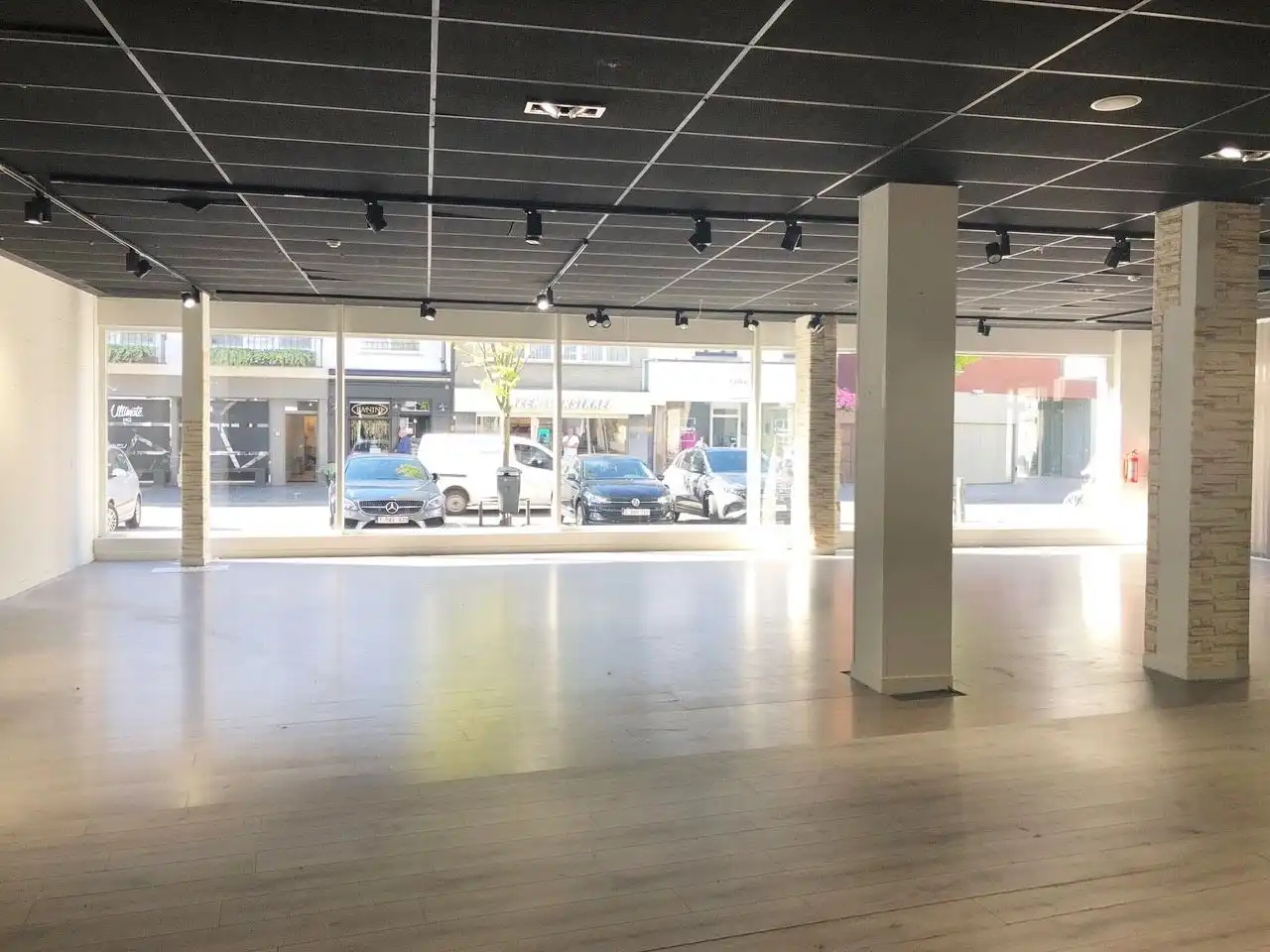 RUIM COMMERCIEEL PAND 915 M2 MET PARKING foto 5