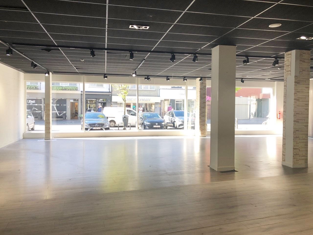 RUIM COMMERCIEEL PAND 915 M2 MET PARKING foto 5