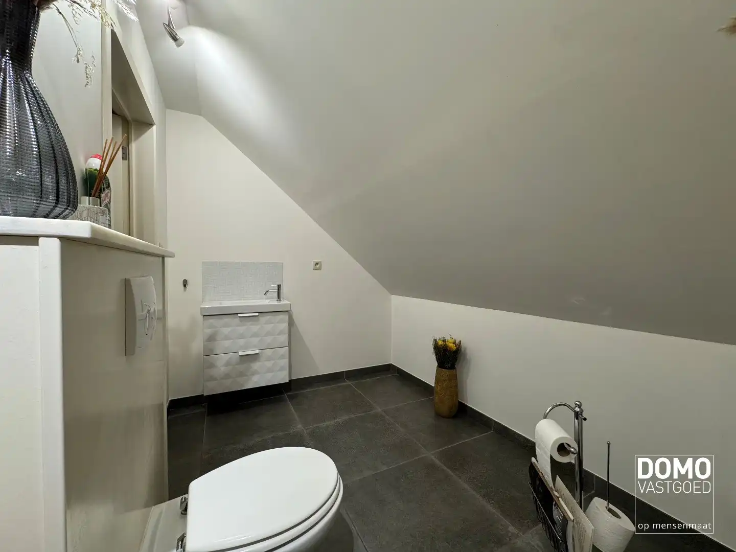 Charmante open bebouwing met 3 slaapkamers, 2 badkamers en prachtige tuin te huur foto 18