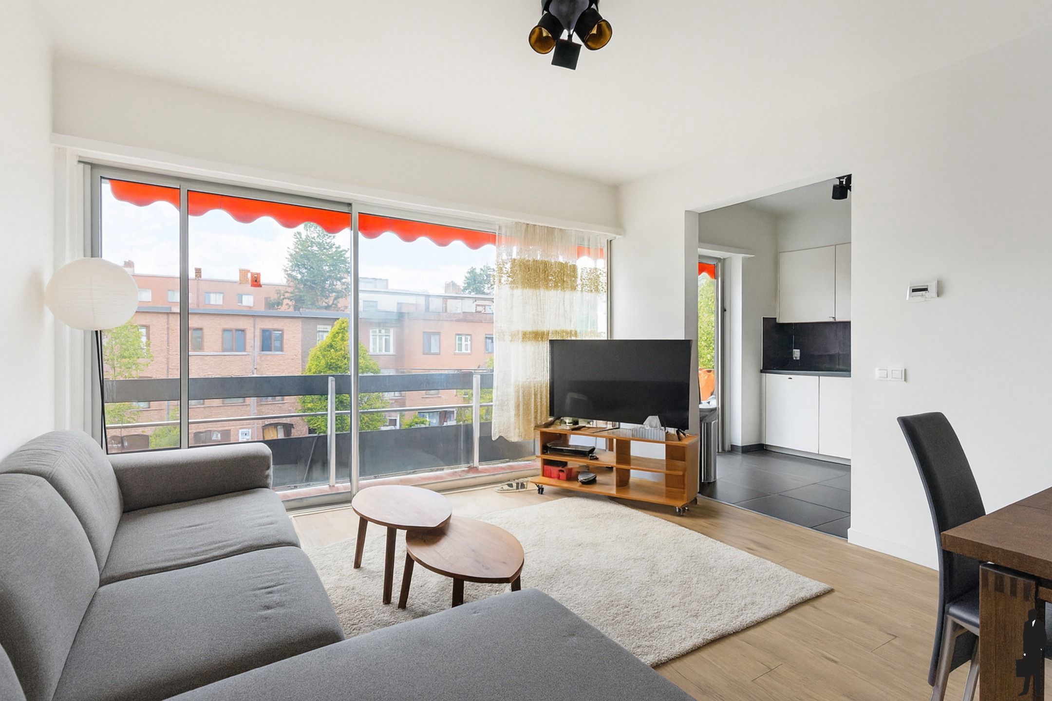 Lichtrijk gerenoveerd appartement met 2 slaapkamers foto 3