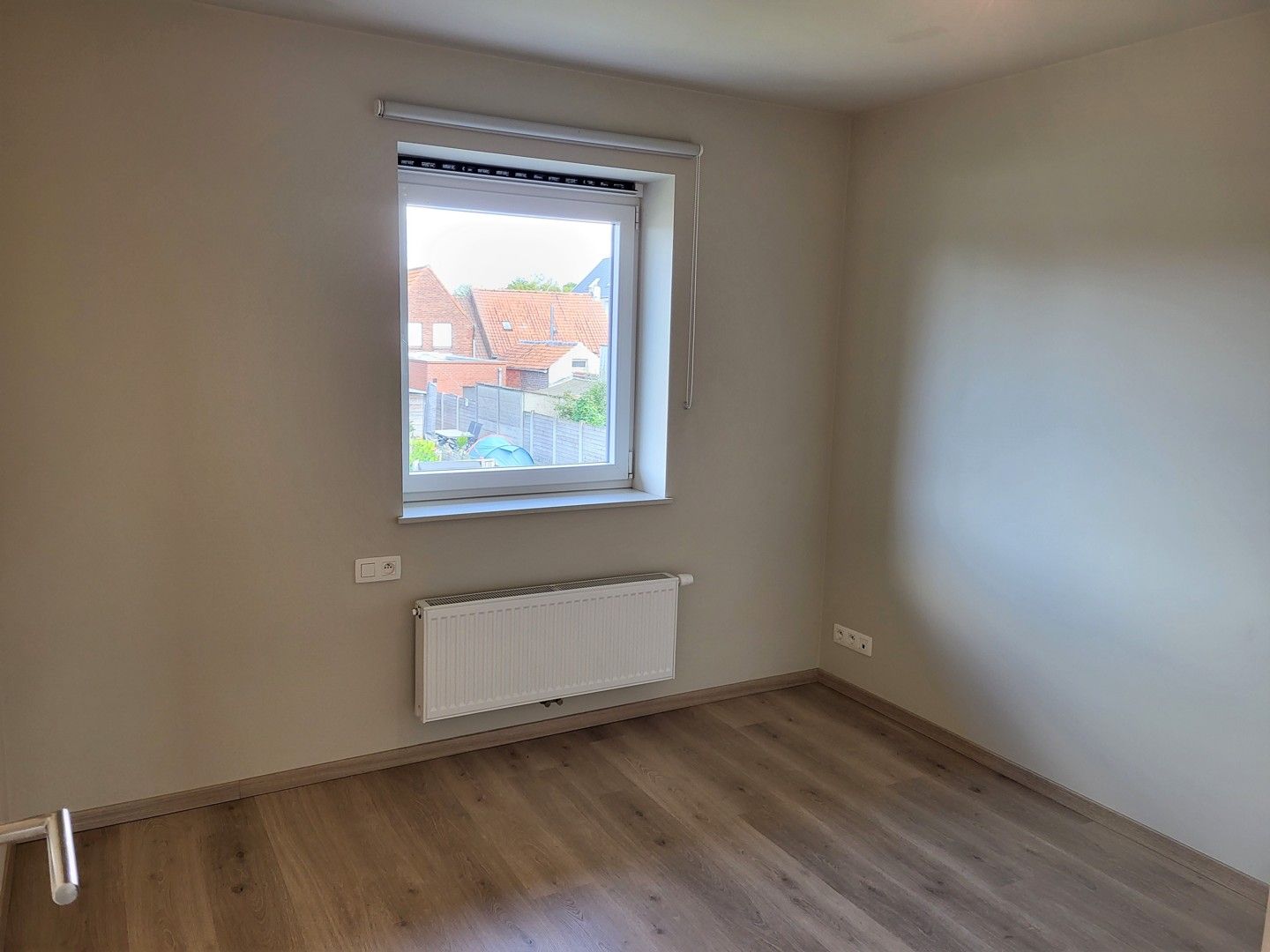 Halfopen woning in rustige straat foto 7