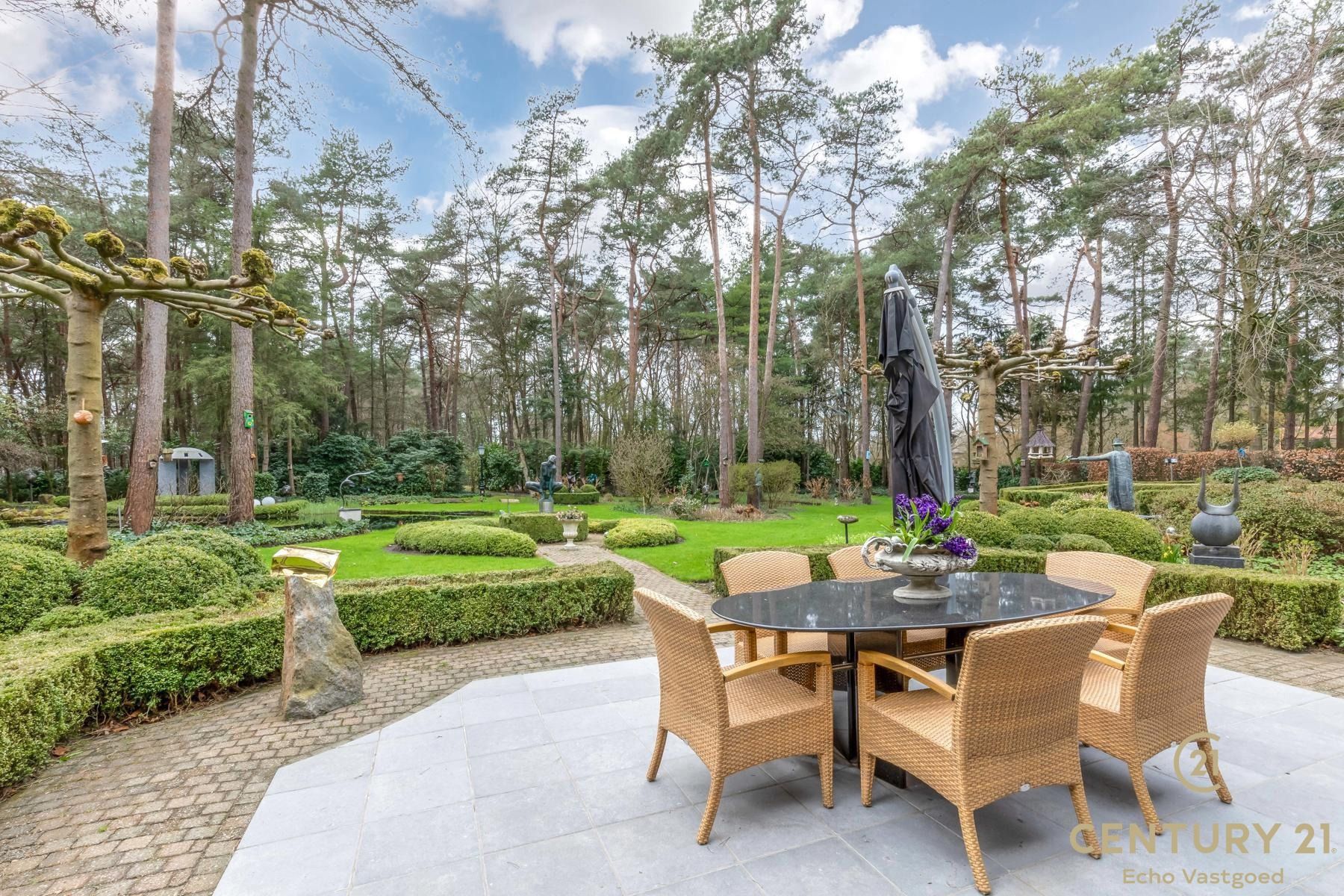 Exceptionele onderhouden villa op parkdomein van ca 11.600m² foto 18