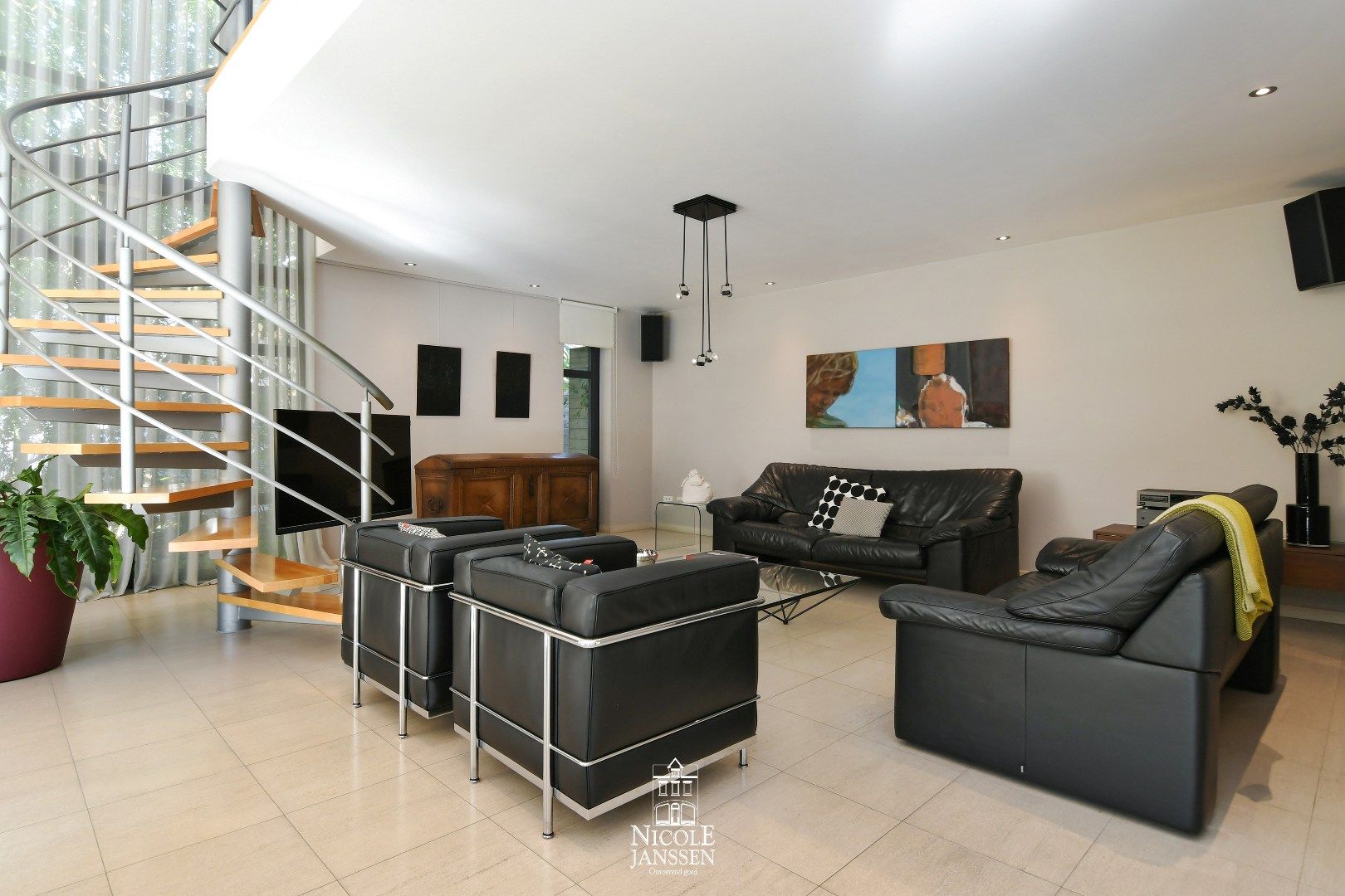 Ruime woning met zwembad foto 3