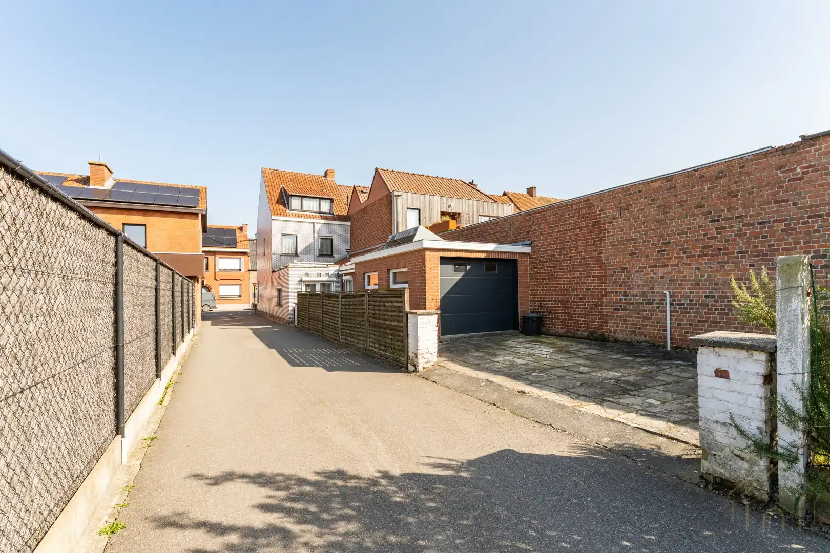 Halfopen gezinswoning met 5 slaapkamers en diepe tuin met uitweg foto 2