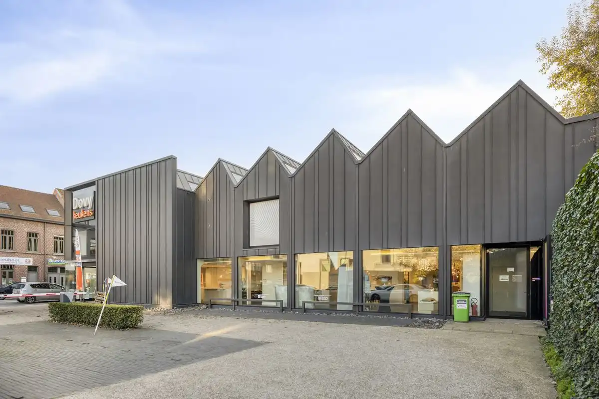 HIGH-END COMMERCIEEL GEBOUW OP BAANLOCATIE MET RUIME PRIVE PARKING foto 4