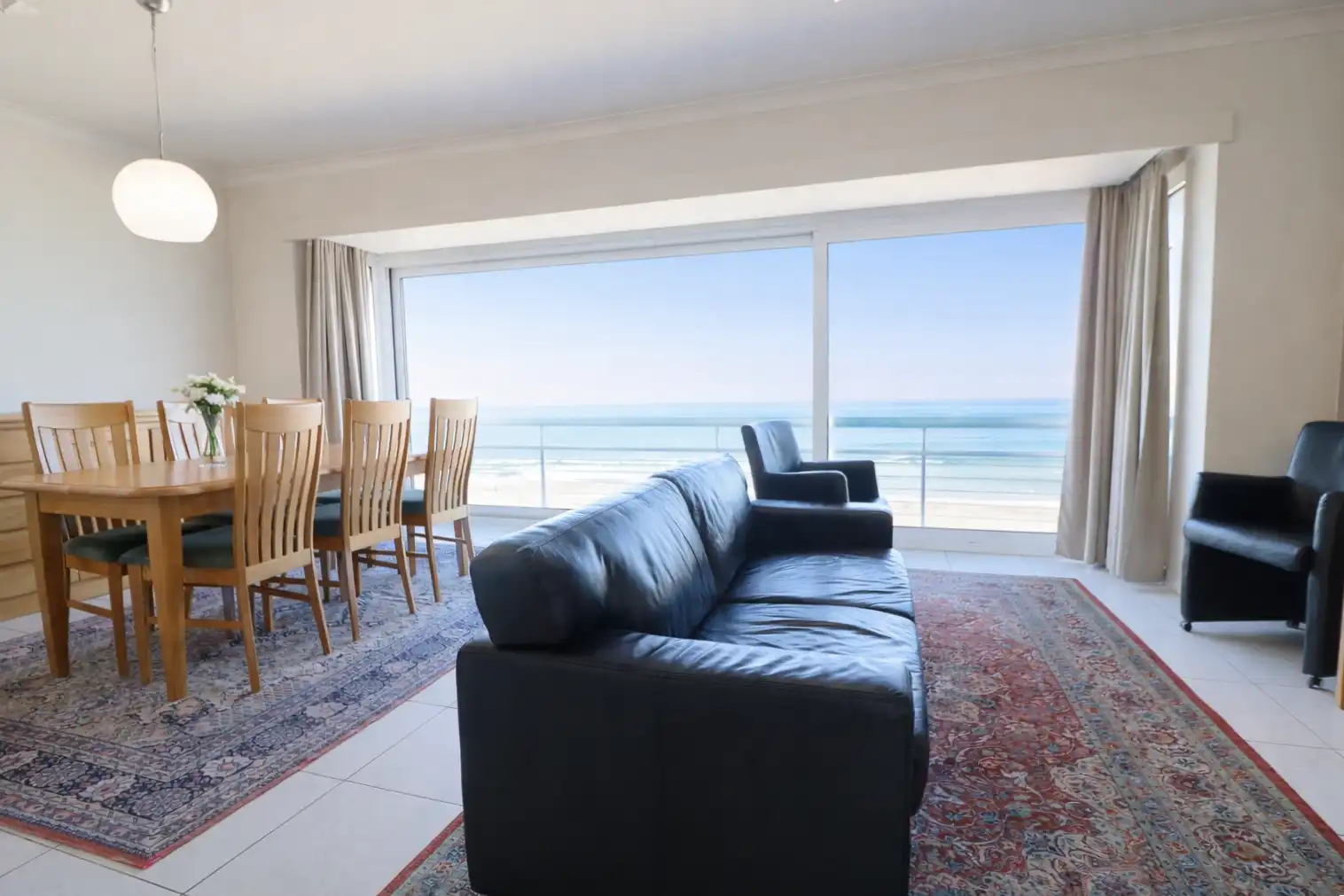 Bijzonder ruim (90 m²), hedendaags 2-slaapkamerappartement met prachtig frontaal zicht op zee. foto {{pictureIndex}}