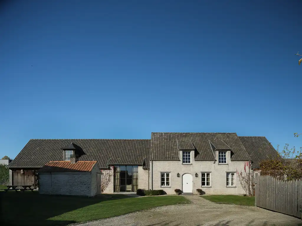 Karaktervolle gerenoveerde hoeve met zwembad en wijngaard op 4.700 m² te Vurste foto {{pictureIndex}}