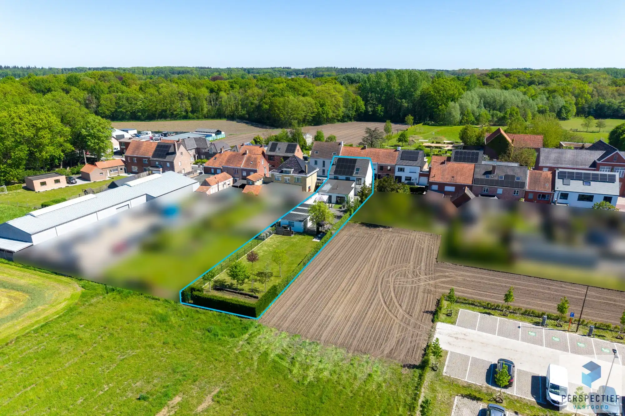 Ruime, instapklare woning met 4 slaapkamers, garage en magazijn op 970 m² foto 2
