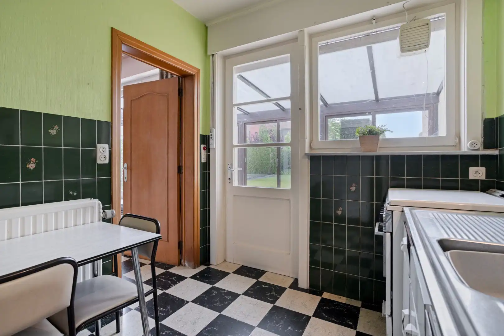 Te renoveren woning met garage en tuin in het centrum van Wevelgem! foto 9