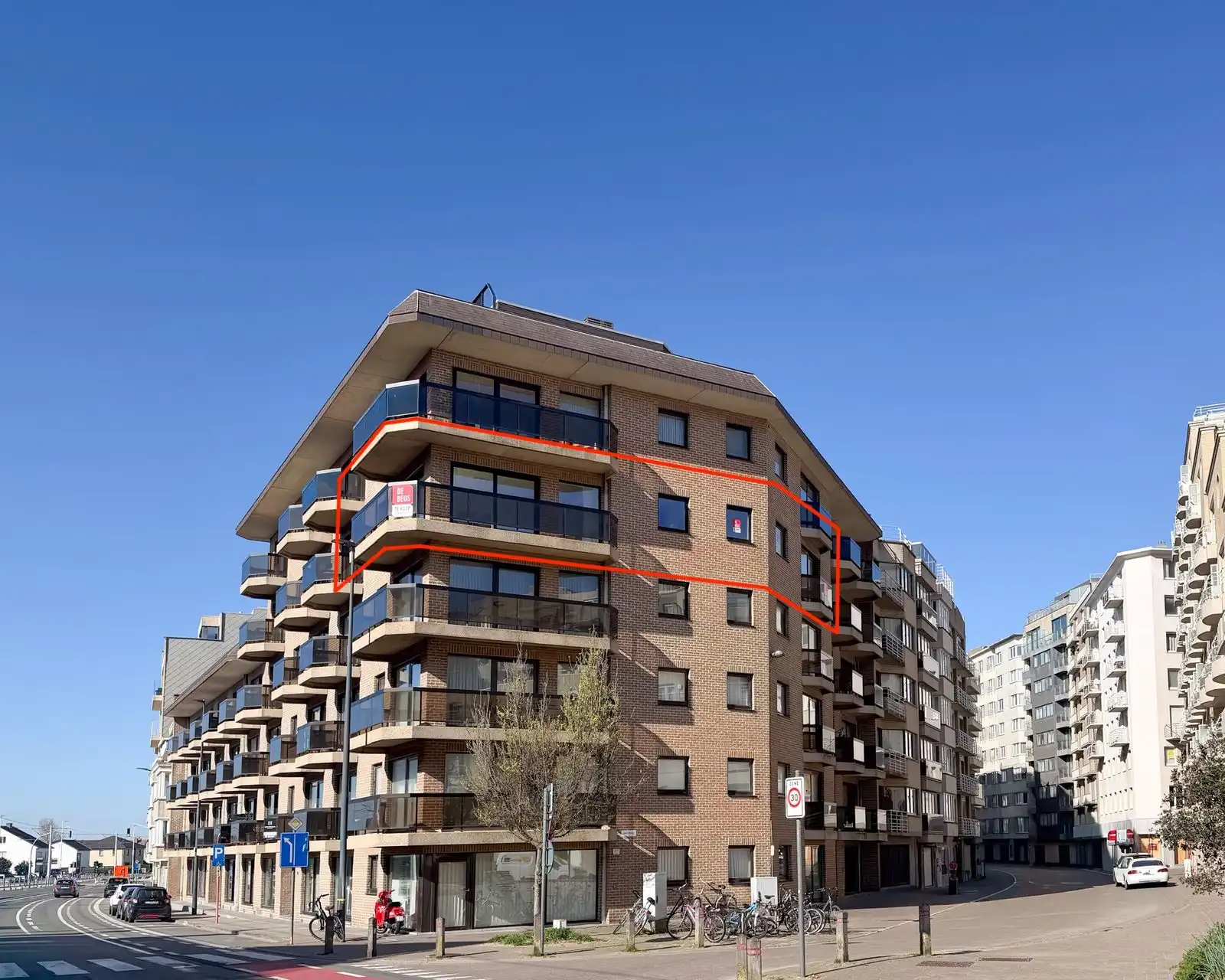 TOPAANBOD! Gerenoveerd hoekappartement met terras , 3 slaapkamers, vlakbij zee foto 14