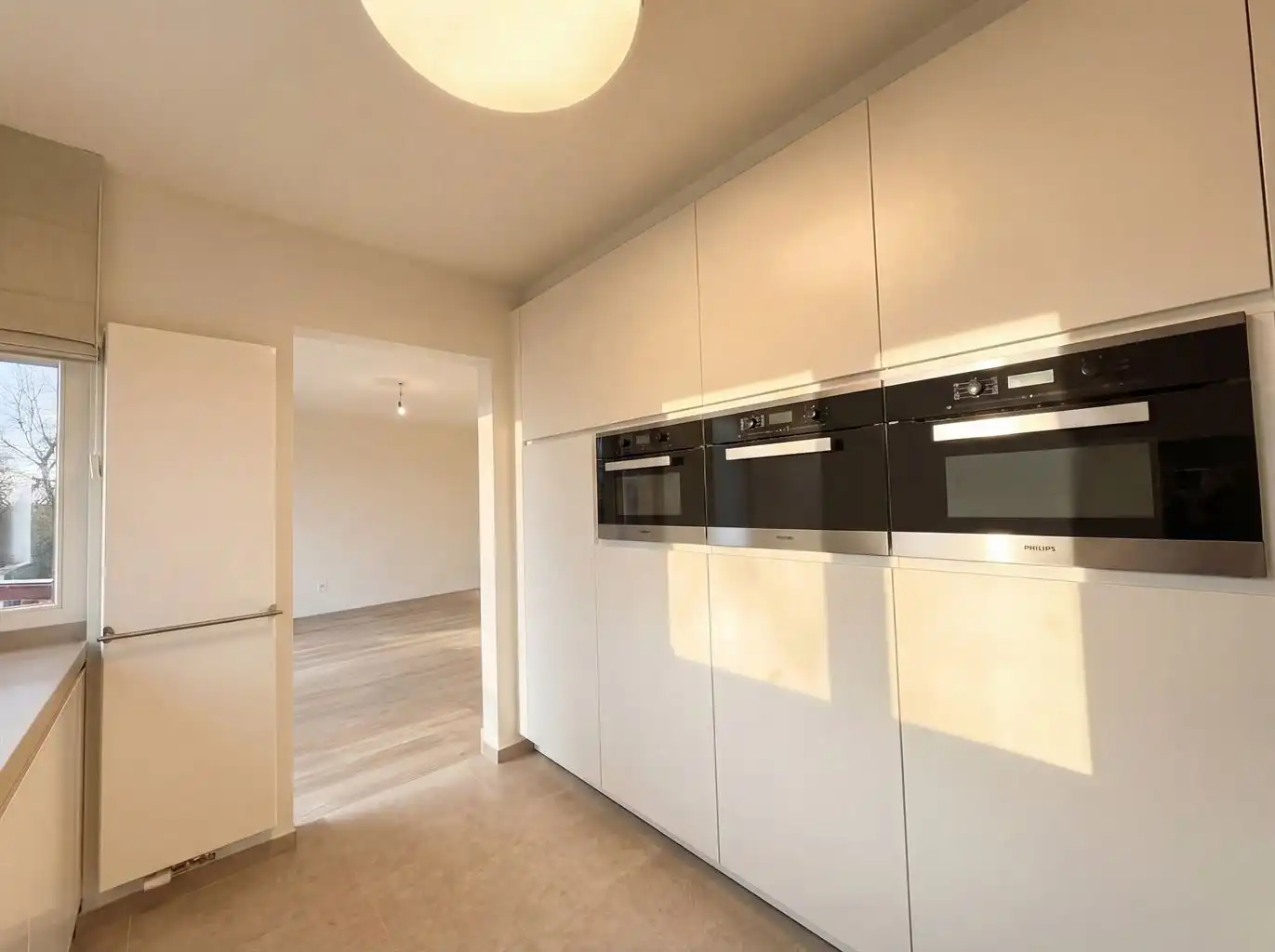 Prachtig 2 (+1)-slaapkamer appartement met terrasje, autostaanplaats en berging op een toplocatie nabij de Markt van Maaseik. foto 5