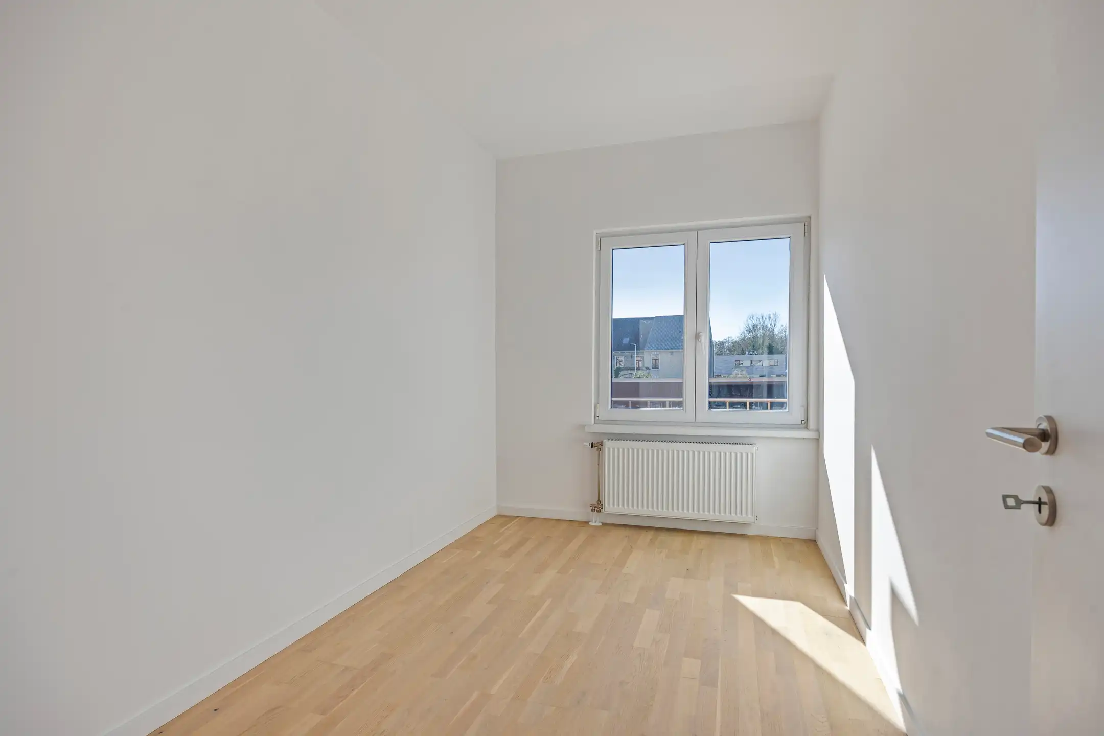 Gelijkvloerse, gerenoveerde kantoorruimte met aparte bureaus foto 11