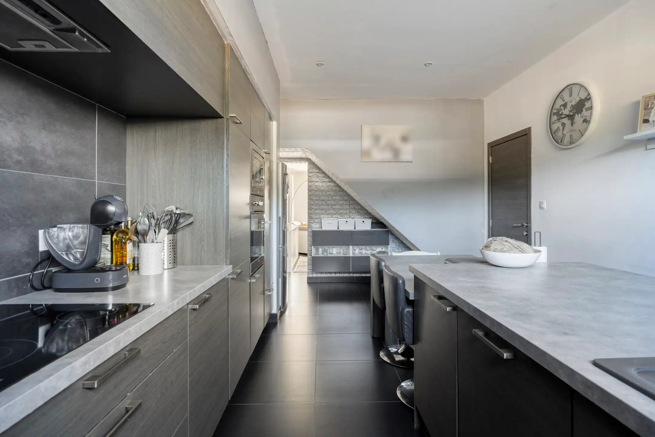 Ruime gezinswoning van 215 m² met vier à vijf slaapkamers en tuin foto 11