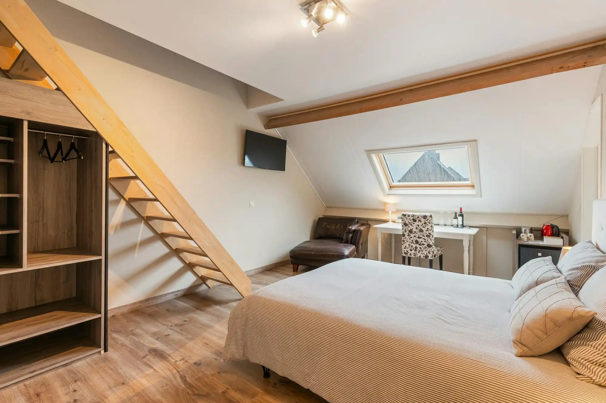 Woonst met B&B en appartement te koop in Minderhout foto 15