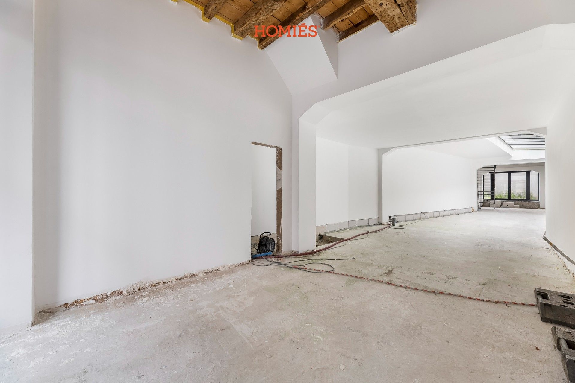 Ruime handelsruimte met veel lichtinval en stadstuintje foto 4