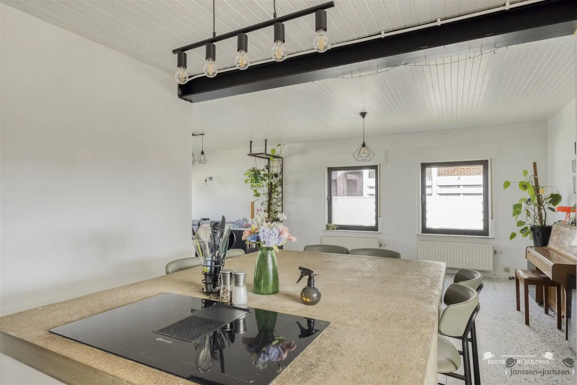 Rustig gelegen bungalow met grote tuin foto 8