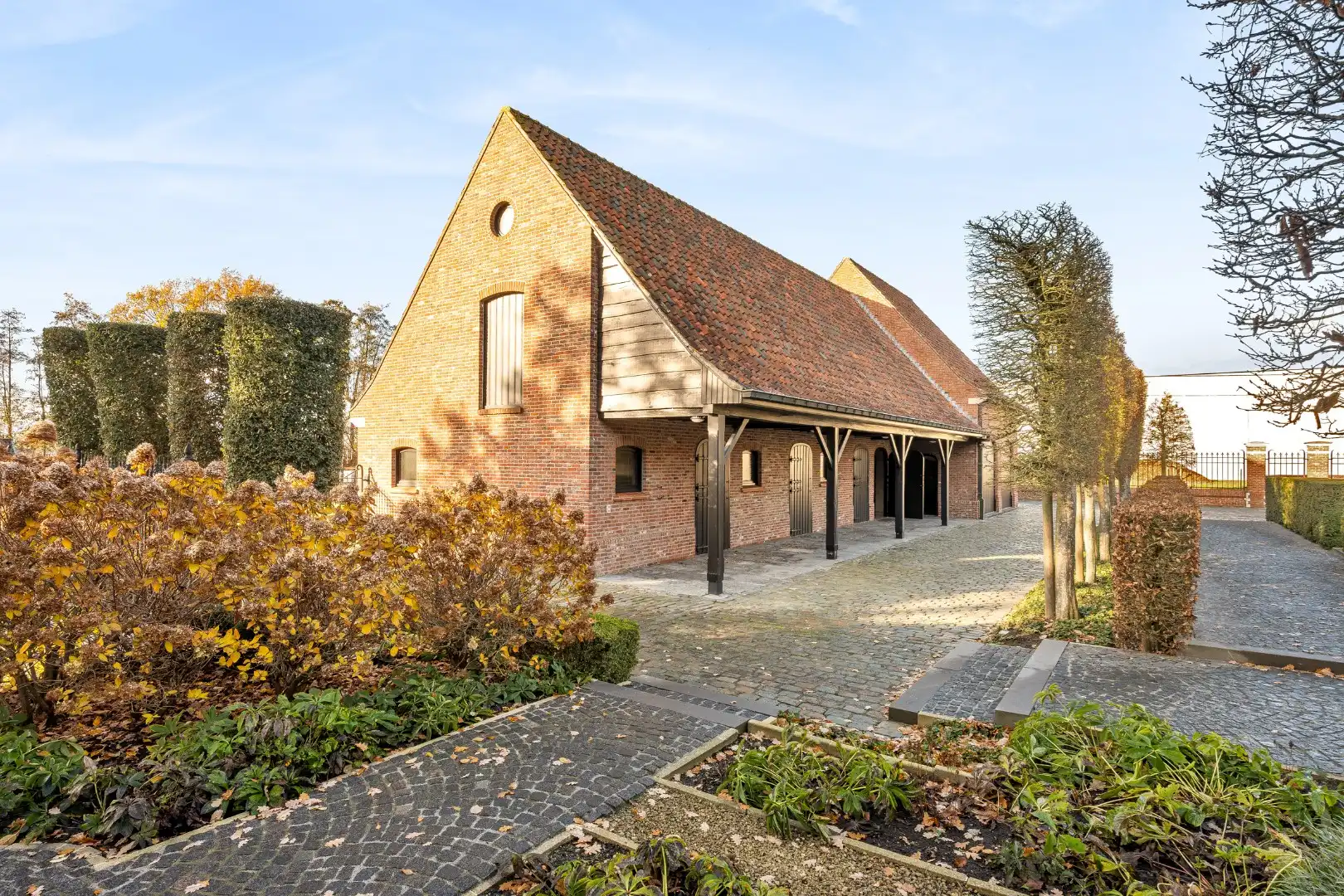 Unieke eigendom met 2 schuren, kapschuur, paardenstal en verzichten foto 7