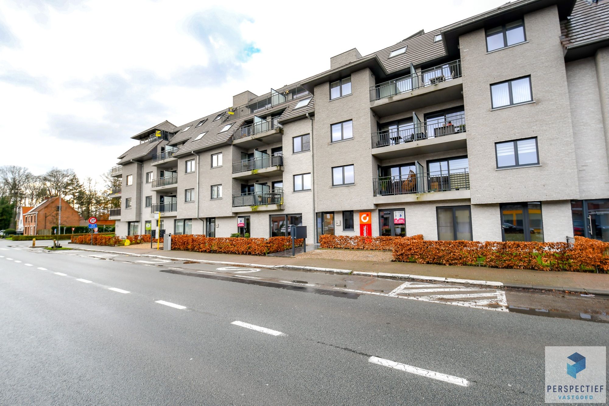 RUIM handelspand met 7 bureauruimtes foto {{pictureIndex}}