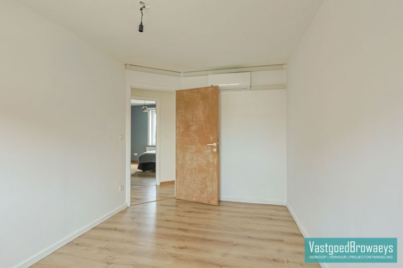 Instapklare woning met 4 slaapkamers, tuin & garage foto 17