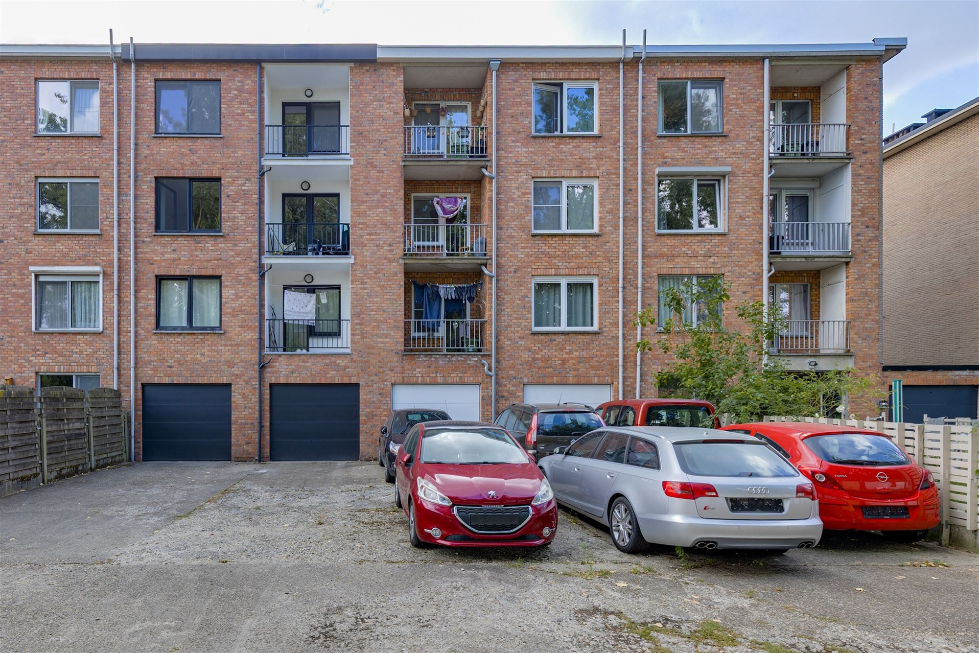 Ruime garage met 3 plaatsen te koop in Mortsel foto 3
