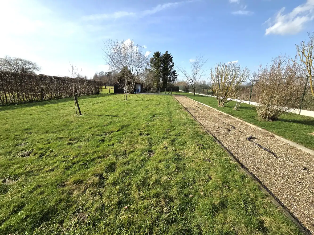 Ruime instapklare gezinswoning nabij centrum Heist met prachtige tuin en volledig onderkelderd! foto 2