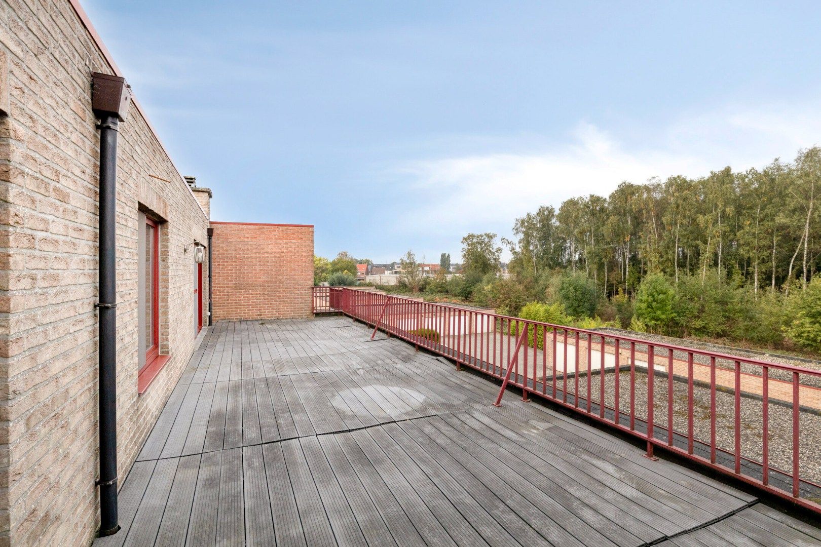 Riant dakappartement met terras en garage foto 17