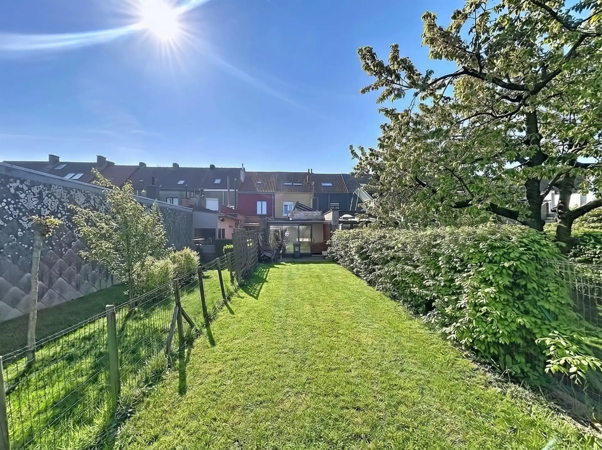 Prachtige gezinswoning met 3 slaapkamers in hartje Sint-Niklaas! foto {{pictureIndex}}