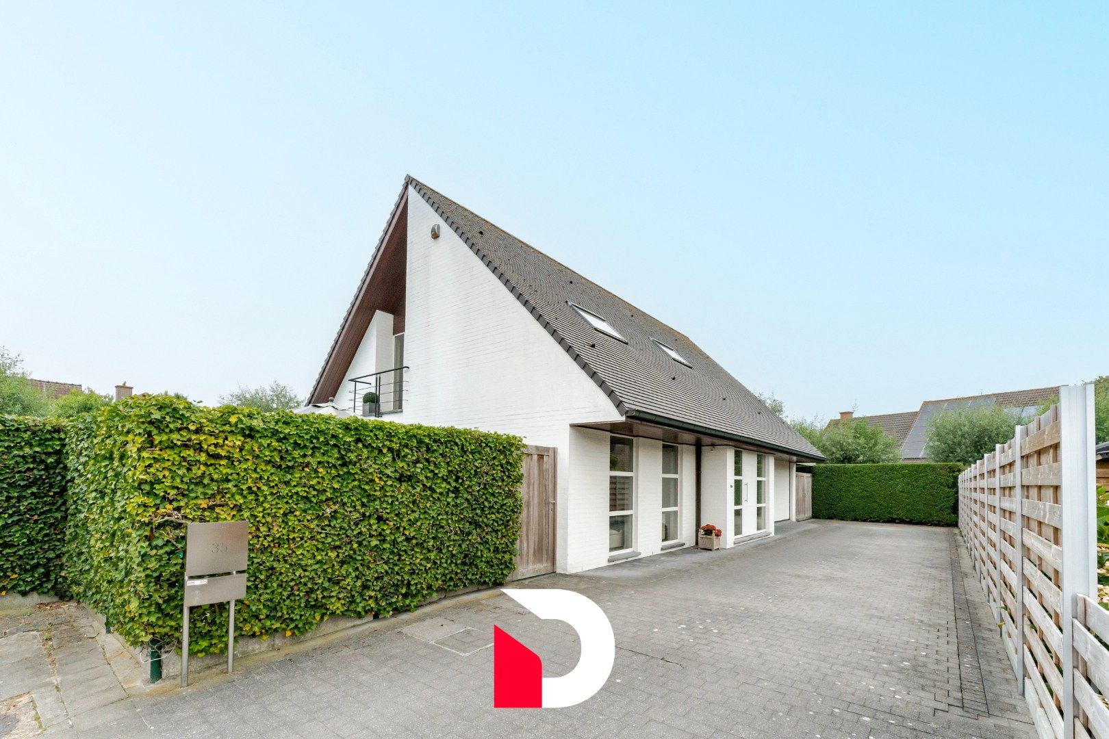 Vrijstaande woning met zwembad op een beheersbaar perceel met 4 slk.'ers  in kindvriendelijke woonwijk. foto 2