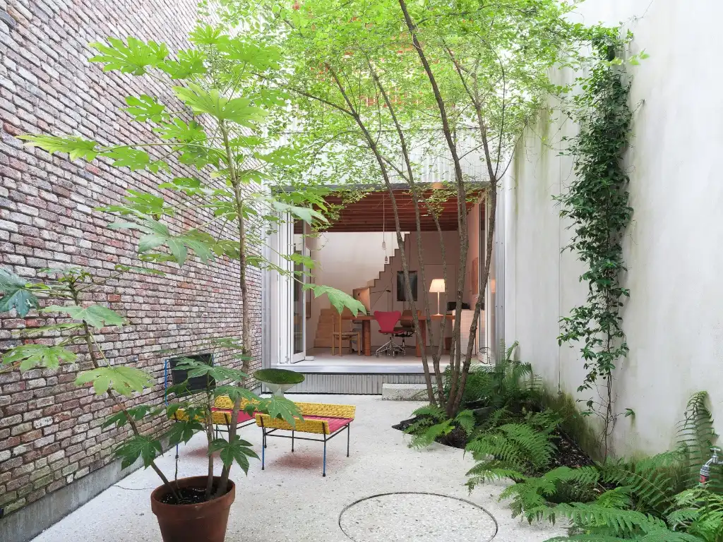 Architectuur, centrum Gent – Genereuze split-level woning met bijzondere ruimtelijkheden, dakterras, en achterliggende polyvalente praktijkruimte. foto {{pictureIndex}}