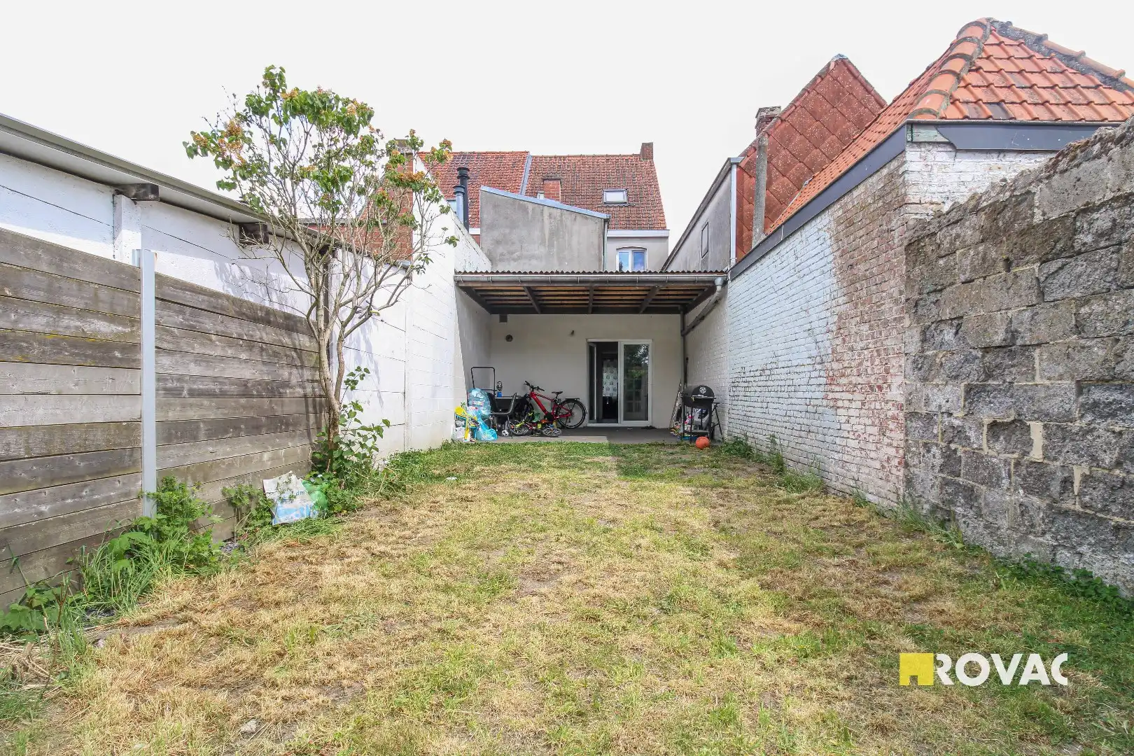 Ruime rijwoning met tuin! foto 9