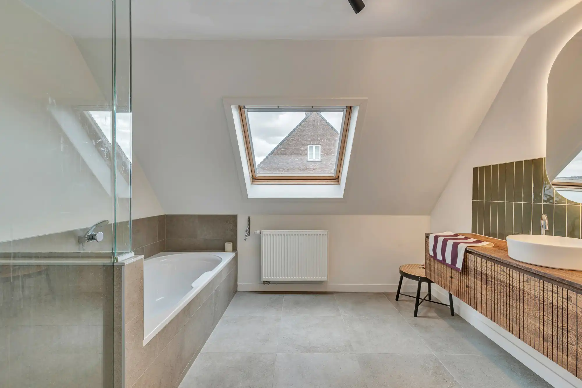 Woning met zwembad en zonnepanelen op toplocatie foto 20