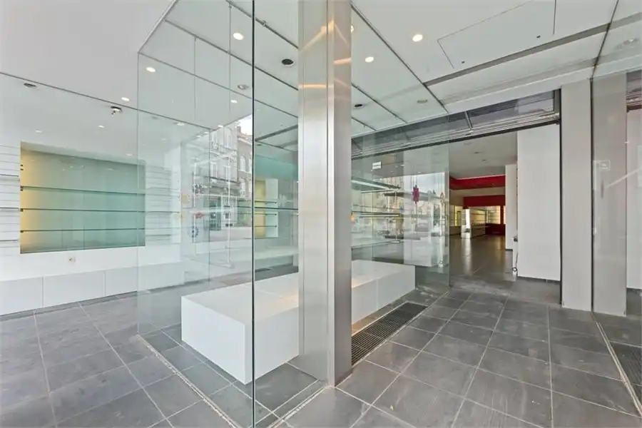 RUIME HANDELSRUIMTE TE HUUR OP DE GROTE MARKT IN SINT-TRUIDEN foto 6