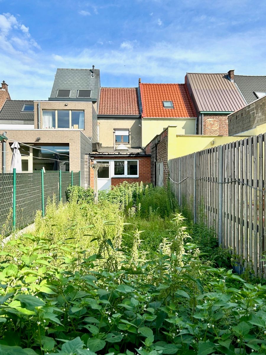 Te renoveren gezinswoning met garage en tuin foto 23